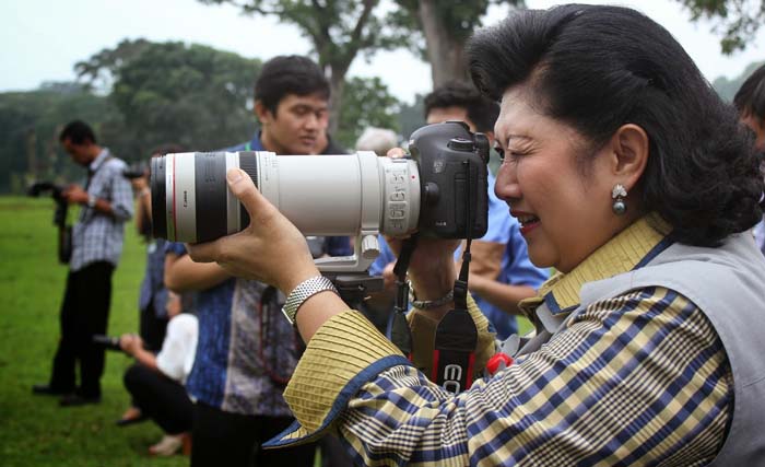 Ibu Ani dengan kamera bersama para fotografer lainnya. (Foto:Ade's)