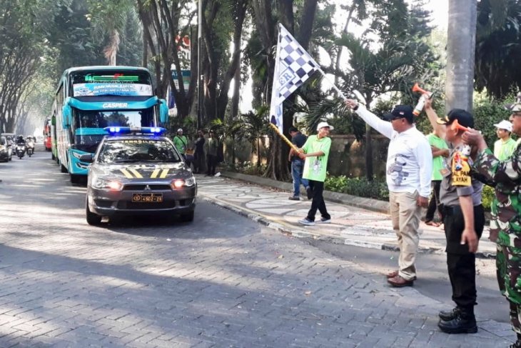 Komisaris PT SIER Didik Prasetiyono (tiga kanan) saat melepas peserta mudik bareng di kawasan industri Rungkut Surabaya, Sabtu 1 Juni 2019. (Foto Istimewa)