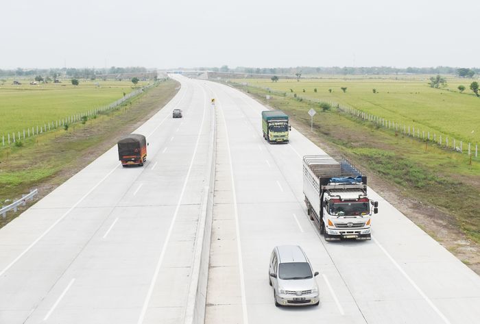  Sejumlah kendaraan melintas di jalan tol Trans-Jawa ruas Ngawi-Kertosono di Kabupaten Madiun, Jawa Timur, Senin 12 November 2018). Pengerjaan Jalan tol Trans-Jawa yang menghubungkan Merak-Surabaya saat ini sudah mencapai 95 persen dan ditargetkan selesai akhir Desember 2018. (Foto: Antara/Siswowidodo)