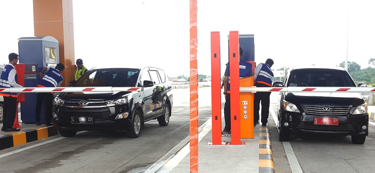 PEMUDIK lebaran melintasi Gerbang Tol Probolinggo Timur di Leces, Kabupaten Probolinggo. (foto: Ikhsan/ngopibareng.id)