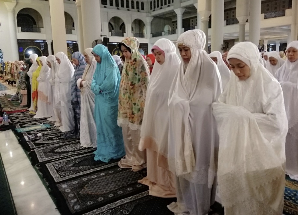 Khofifah saat melaksanakan Salat Gaib untuk Ani Yudhoyono, di Masjid Al-Akbar Surabaya, Sabtu 1 Jumi 2019. (Foto: Faiq/ngopibareng.id) 