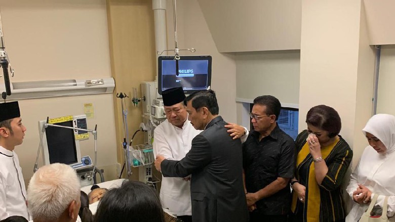 Menko Maritim Luhut Binsar Pandjaitan menenangkan hati SBY yang berduka. (Foto: Kemenlu for ngopibareng.id)