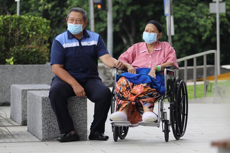 Foto kenangan Presiden ke-6 RI, Susilo Bambang Yudhoyono bersama mendiang istrinya, Ani Yudhoyono, saat diizinkan keluar dari ruang karantina dan menghirup udara bebas di taman National University Hospital (NUH) Singapura. (Foto: Instagram)