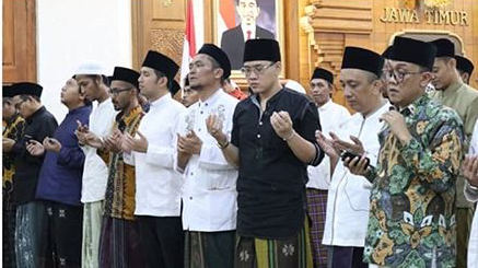 Wagub Jatim, Emil Dardak saat sholat gaib. (Foto: Ist)