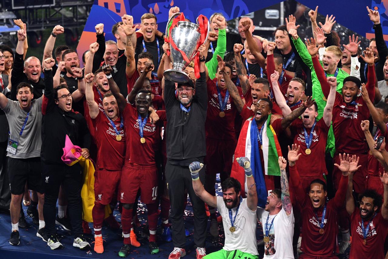 Para pemain Liverpool melakukan perayaan atas gelar Liga Champions yang mereka raih. (Foto: Twitter@LFC)