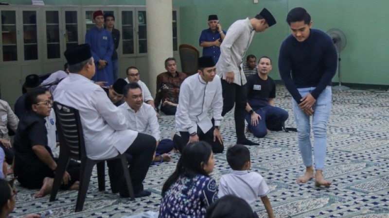 Kaesang Pangarep melayat saat jenazah Ani Yudhoyono disemayamkan di KBRI Singapura. (Foto: Antara)