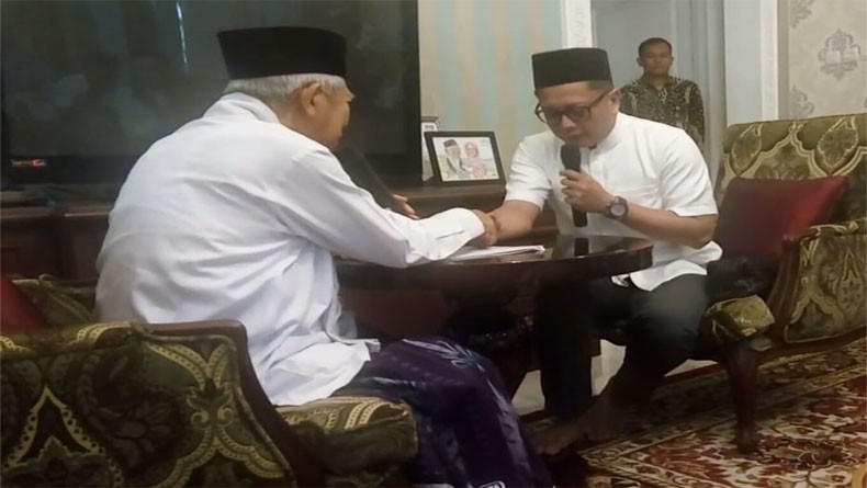 Presenter olahraga Tio Nugroho dibimbing Kiai Ma'ruf Amin mengucapkan dua kalimat syahadat sebagai mualaf.