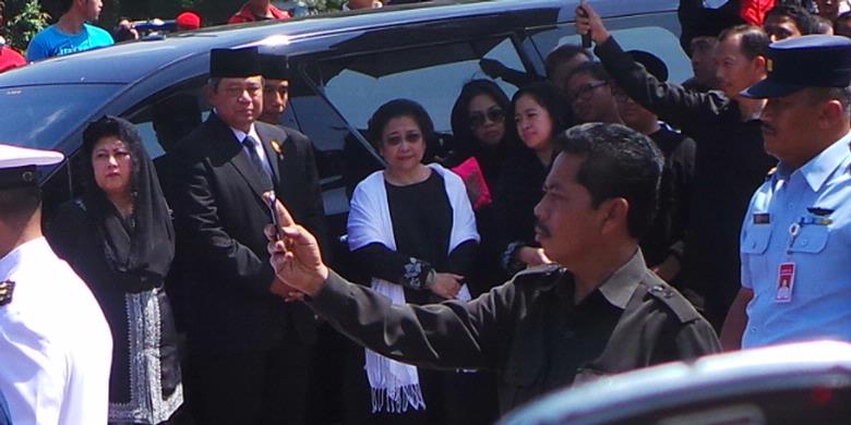 Presiden ke-6 Susilo Bambang Yudhoyono memimpin upacara pemakaman almarhum Taufik Kiemas pada 2013 silam.