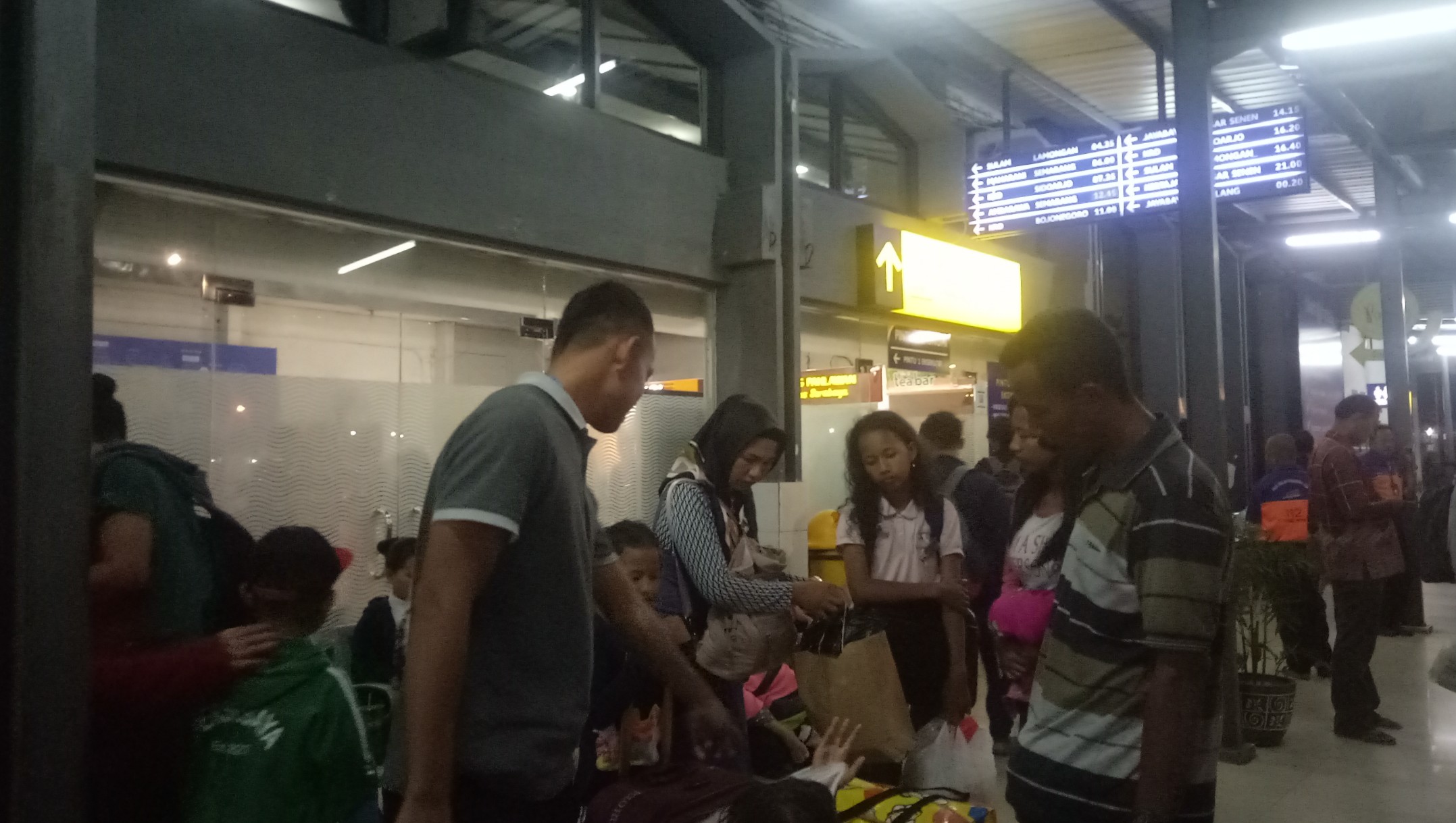 Pemudik sedang menunggu kedatangan kereta di Stasiun Pasar Turi, Minggu,2 Juni 2019. (Foto: Pita/ngopibareng.id)