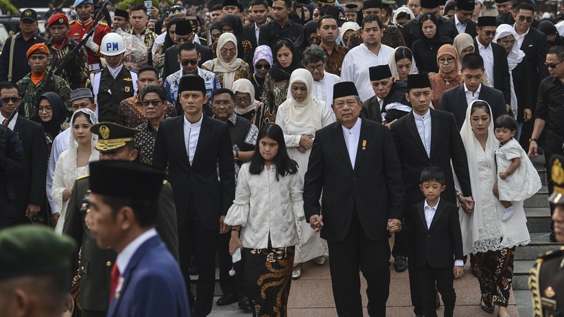 Annisa Pohan dan adik iparnya, Siti Ruby Aliya Rajasa serta anak-anak perempuannya mengenakan kain batik pilihan mendiang Ani Yudhoyono.
