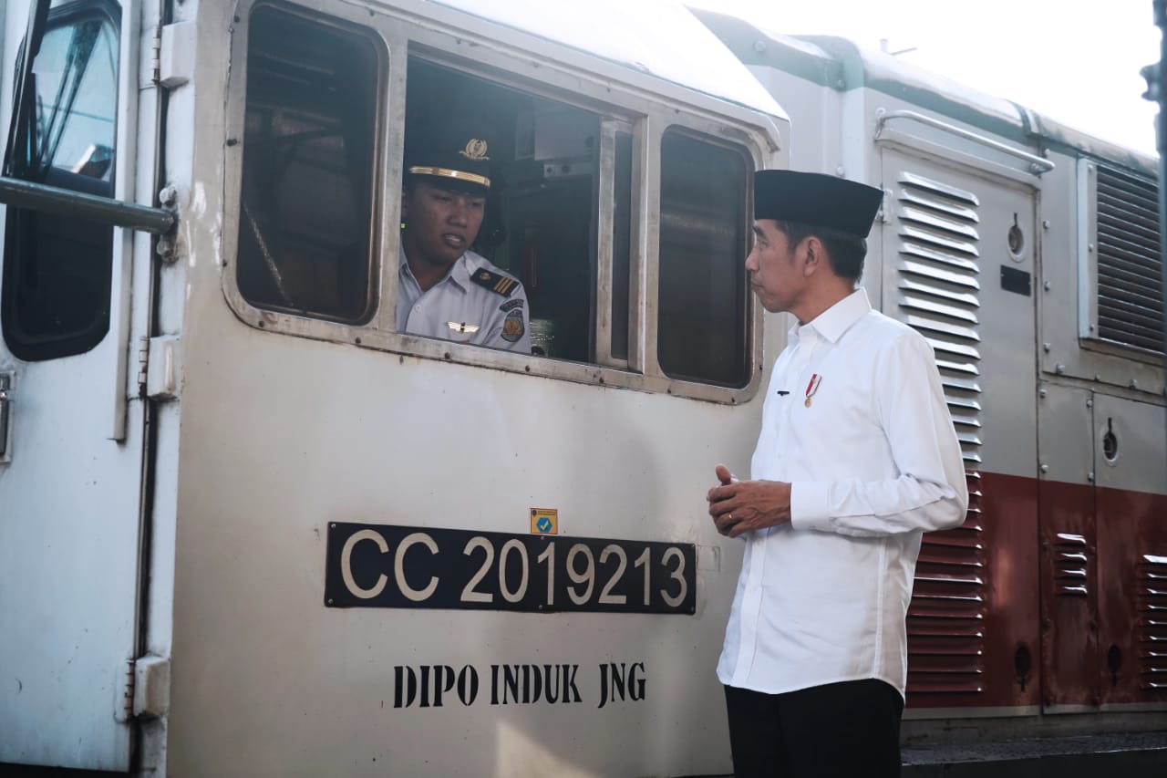 Presiden Joko Widodo mengucapkan selamat berlebaran dengan latar belaiang lokomotif.(Foto: Biro Pers Setpres)