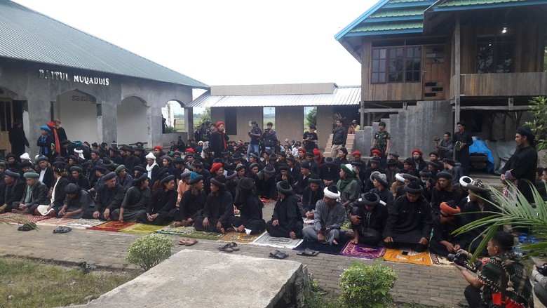 Jemaah An Nadzir melaksanakan salat Idul Fitri di perkampungan Mukmin An Nadzir di Kelurahan Romang Lompoa, Kecamatan Bonto Marannu, Kabupaten Gowa, Sulawesi Selatan.