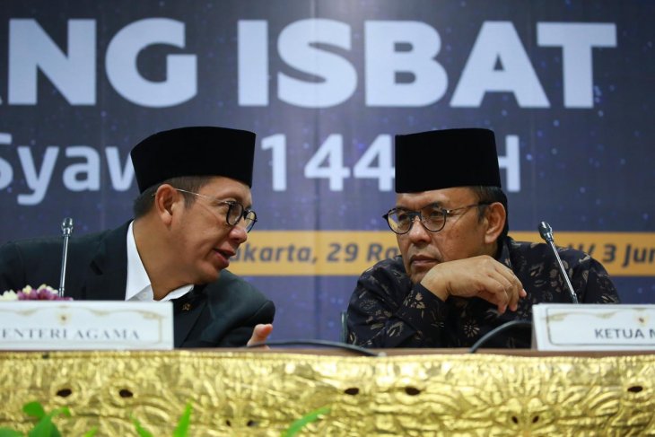 Menteri Agama Lukman Hakim Saifuddin (kiri) dan Ketua Bidang Kerukunan Antarumat Beragama Majelis Ulama Indonesia Yusnar Yusuf (kanan) saat konferensi pers hasil Sidang Isbat Awal Syawal 1440 Hijriah di Jakarta, Senin 3 Juni 2019. (Foto: Antara)