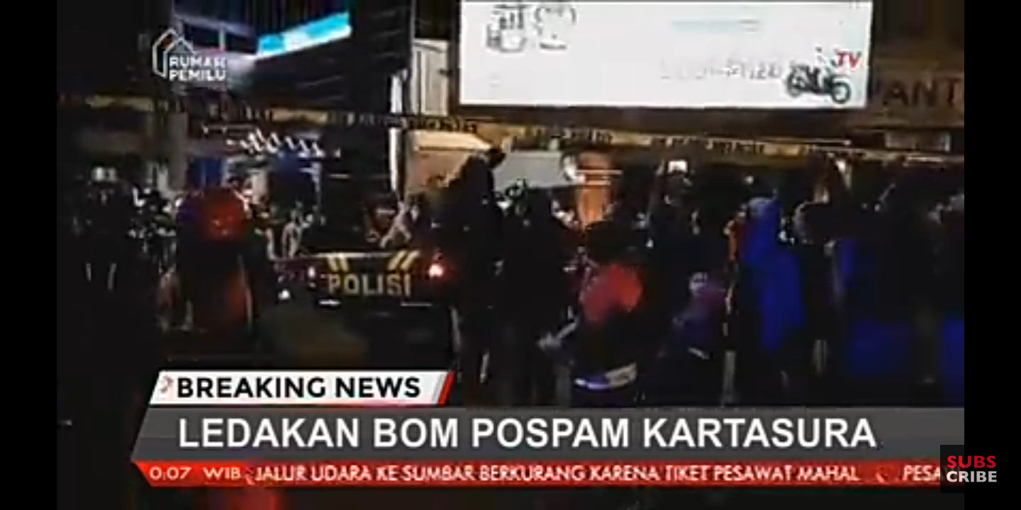 Satu korban tergeletak saat ledakan terjadi depan pospam polisi Kartasura Sukoharjo Solo. (Capture: Youtube)