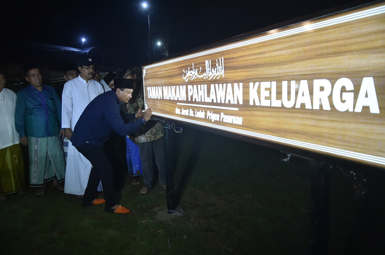 Bupati Pasuruan Irsyad Yusuf saat meresmikan makam unik di Leduk, Pasuruan. (Foto: istimewa)