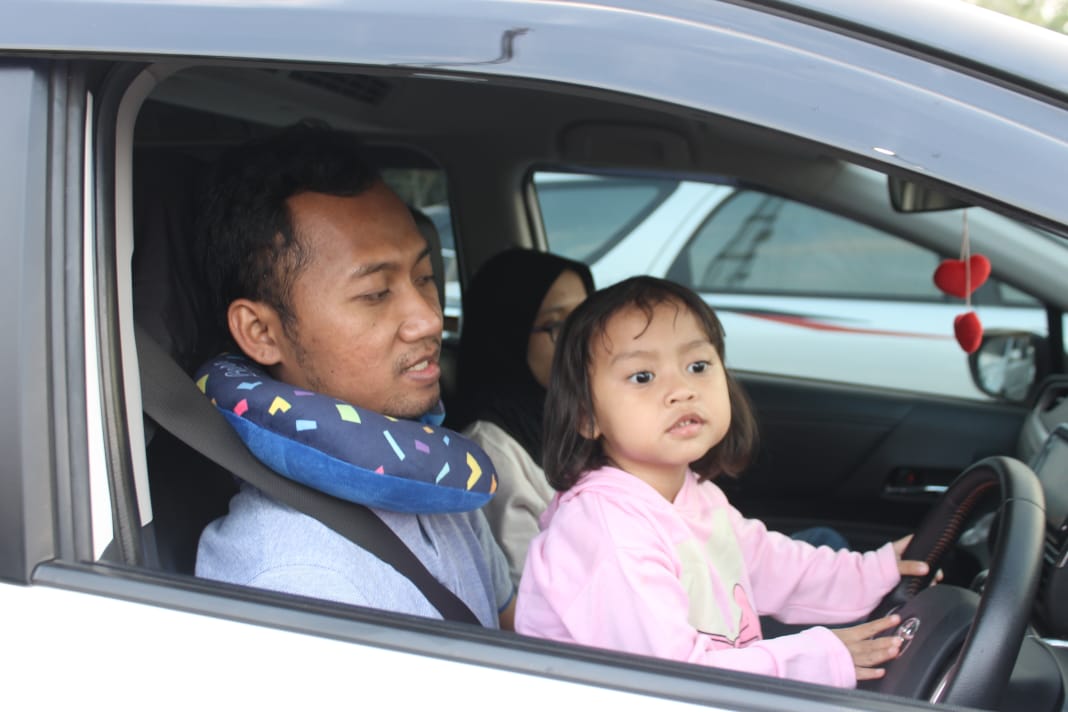 Sri Wibowo bersama keluarga menikmati kelancaran mudik berkat sistem one way. (Foto: Asmanu/ngopibareng.id)