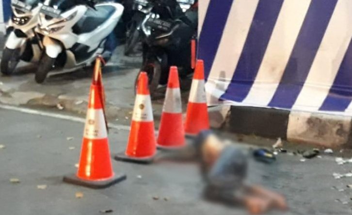 Seorang laki-laki tergeletak, diduga pelaku bom bunuh diri, di Pos Polisi pengamanan jalur mudik lebaran Kartasura, Sukoharjo, Jawa Tengah, Senin malam 3 Juni 2019. (Foto: Antara:/Istimewa/aa)