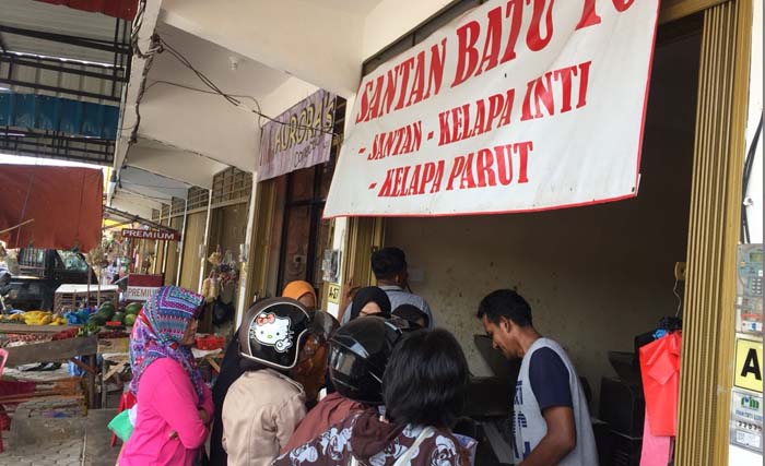 Pembeli  antre di kios pedagang santan di Jambi. (Foto:Antara) 