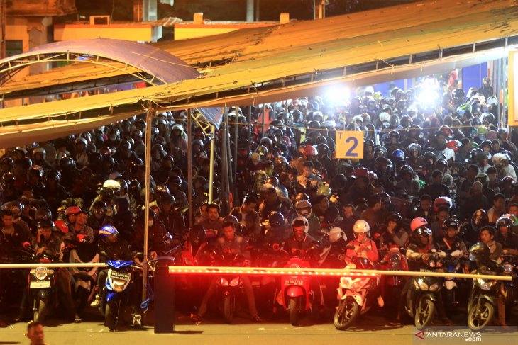 Pemudik dengan sepeda motor memadati lapangan parkir Pelabuhan Gilimanuk, Jembrana, Bali 1 Juni 2019 Malam. PT ASDP memprediksi, puncak arus mudik dari Bali menuju Pulau Jawa melalui jalur penyeberangan pelabuhan Gilimanuk-Ketapang terjadi pada H-4 hingga H-2 Lebaran terutama saat sore dan malam hari. (Foto: Antara/Budi Candra Setya/hp)