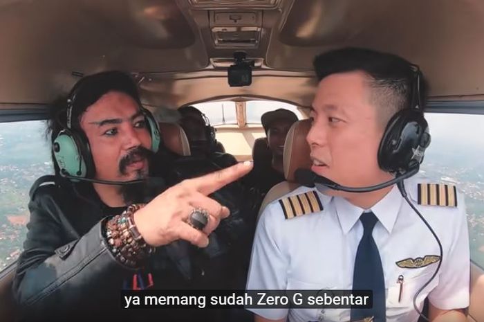 Kapten Vincent Raditya saat melakukan manuver G-Force bersama Master Limbad. (Foto: YouTube)