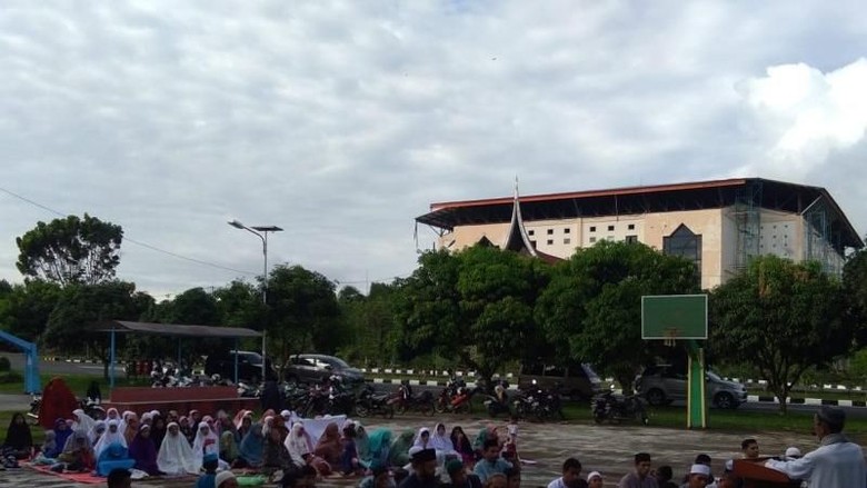 Jemaah Majelis Taman Surga melaksanakan Salat Id di GOR Rang Agam, Selasa 4 Juni 2019. (Foto: Antara)