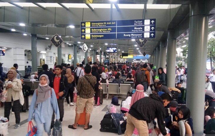 Sejumlah pemudik membeludak bahkan sebagian dari mereka memilih duduk di lantai di ruang tunggu di Stasiun Pasar Senen, Jakarta, H-1 Lebaran, Selasa 4 Juni 2019. (Foto: Antara)