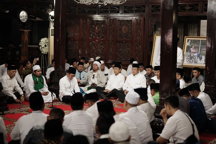 Suasana saat keluarga Presiden ke-6 RI Susilo Bambang Yudhoyono (SBY) menggelar tahlilan almarhumah Ani Yudhoyono.