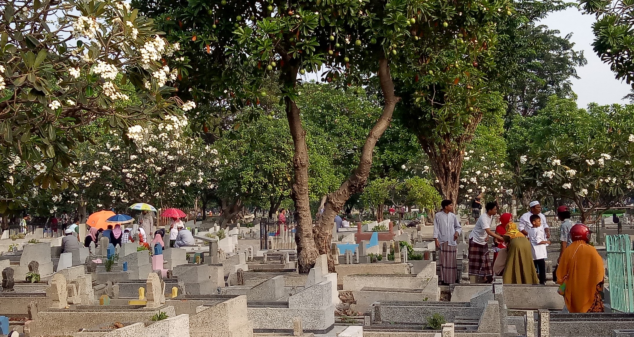 Suasana TPU Rangkah yang ramai peziarah saat Lebaran. (Foto: Pita/ngopibareng.id)