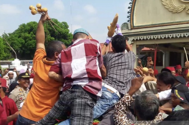 Warga berebut gunungan grebeg Syawal Kraton Ngayogyakarta, Rabu 5 Juni 2019. Foto: dok/antara)