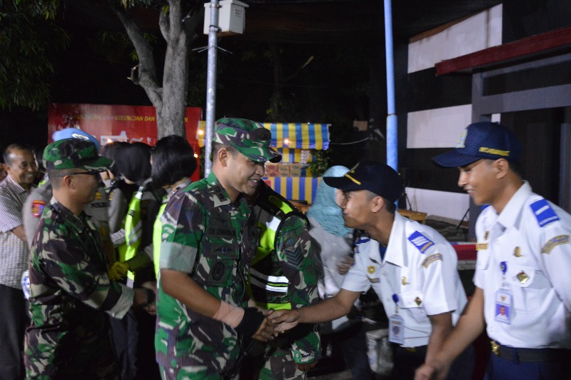 Dandim 0815 Bersama Wabup dan Kapolres Mojokerto Saat Meninjau Pos Pengamanan Lebaran 