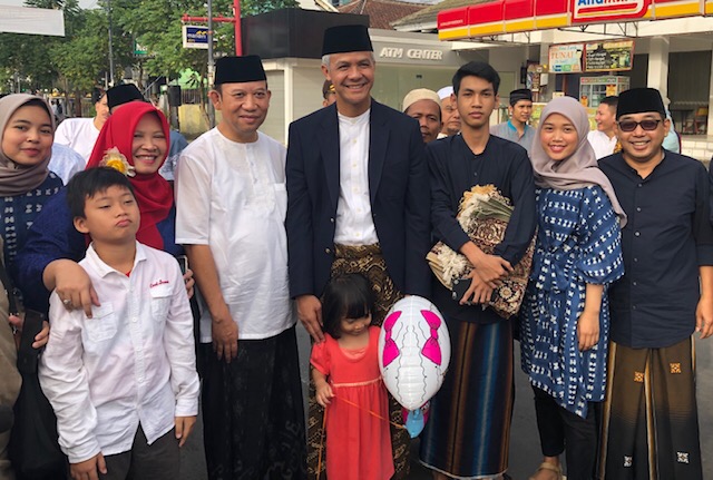 Bupati Banyumas Achmad Husein dan Gubernur Jateng Ganjar Pranowo foto bersama jamaah usai salad Id di Alun-Alun Purwokerto, 5 Mei 2019.