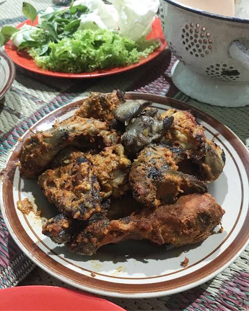 Ayam panggang dengan bumbu khas ini lho, istimewah. (Foto:Gandu Bu Setu/Istimewa)