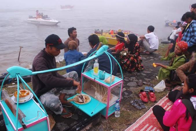 Ih... Ih... Eksotis. Makan sate kelinci di tepi telaga. (Foto:Antara/Istimewa)