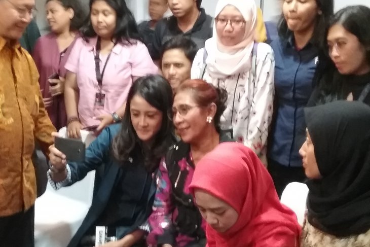 Menteri Susi Pudjiastuti menerima tamu dalam open house di rumah dinasnya, Kamis, 6 Juni 2019. (Foto: Ant)