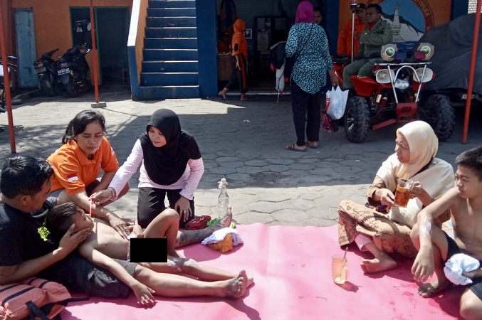 Pertolongan pertama, anak-anak yang tersengat ditangani tim SAR. (Foto:Ist)
