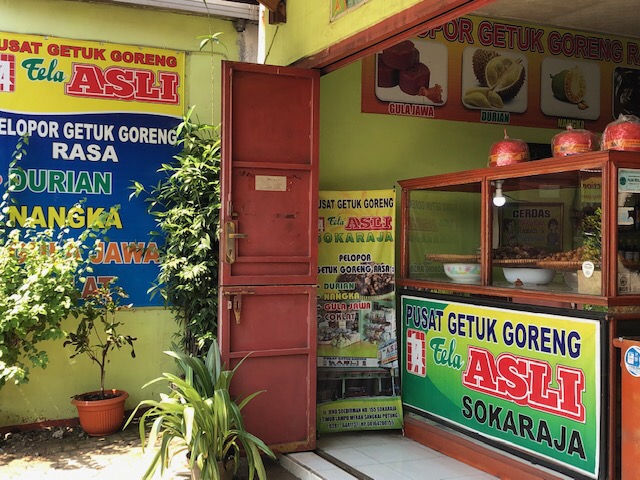 Salah satu pusat Getuk Goreng di Jalan Sukaraja, Purwokerto. (Foto arif afandi/ngopibareng.id)