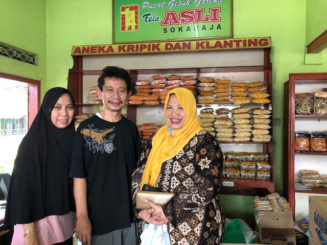 Budi Prasetyo bersama istri dan pelanggannya. Ia merasakan dampak beropersinya jalan tol Trans Jawa.