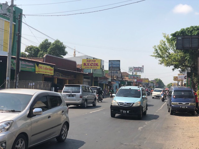 Jalan Raya Sukorejo Purwokerto yang lengang di Lebaran hari kedua.