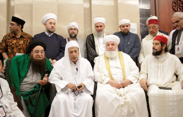 Rais 'Aam Idarah Aliyah Jamiyyah Ahlit Thriqah Al-Mu'tabarah An-Nahdliyah (JATMAN) Habib Luthfi bin Yahya bersama para ulama sufi dunia. (Foto: jatman for ngopibareng.id)