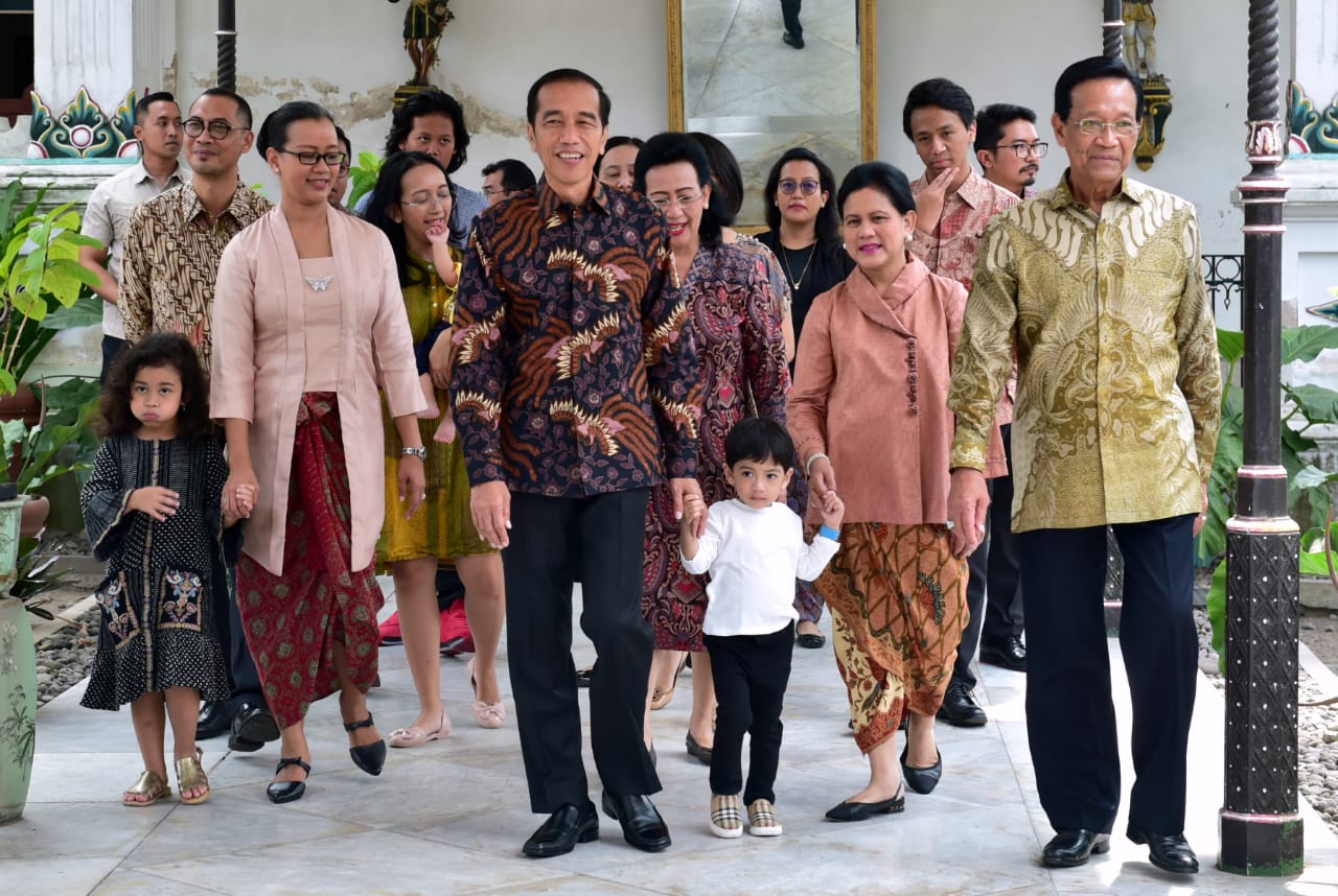 Presiden dan Ibu Iriana disambut oleh putri, mantu, dan cucu Sri Sultan Hamengkubuwono X, yaitu GKR Mangkubumi, GKR Condrokirono, GKR Maduretno, GKR Hayu, GKR Bendara, KPH Wironegoro, KPH Purbadiningrat, KPH Notonegoro, RM Marrel, RM Drastya, dan RAj Irdina.