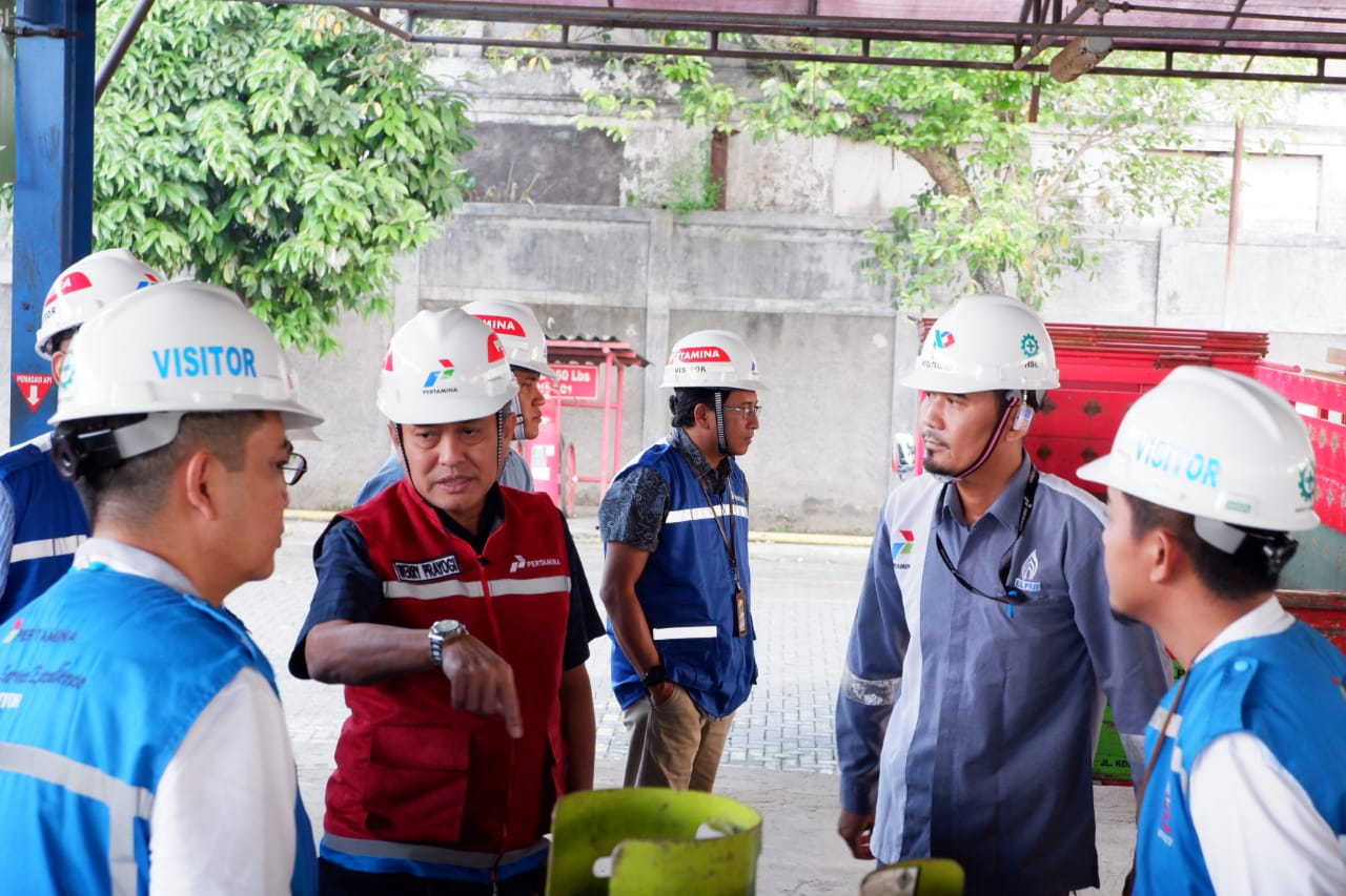 Peninjauan stok LPG di pangkalan siaga Pertamina, Jumat 7 Juni 2019. (Foto: Dok. Ngopibareng.id) 