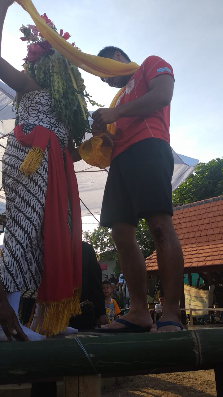 Seblang menari, minta berpasangan.
