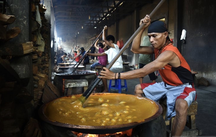 Sejumlah pekerja mengaduk adonan di sentra industri dodol Betawi, Pejaten Timur, Pasar Minggu, Jumat 7 Juni 2019. (Foto: Aditya/Antara)