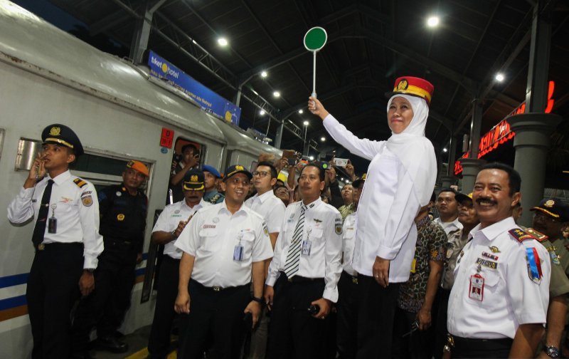 Gubernur Jawa Timur Khofifah Indar Parawansa (kelima kanan) melepas kereta yang mengangkut penumpang program mudik gratis kereta api di Stasiun Gubeng Surabaya, Jawa Timur, Senin 3 Juni 2019. Program yang digelar Pemprov Jawa Timur bekerja sama dengan PT KAI Daop 8 Surabaya itu berlangsung selama 16 hari mulai dari tanggal 28 Mei 2019 (H-8 Lebaran 2019) sampai dengan 12 Juni 2019 (H+6 Lebaran 2019) dengan tujuan untuk membantu kelancaran masyarakat dalam merayakan Hari Raya Idul Fitri 1440 Hijriah di kampung halamannya. (Foto: Antara/Didik Suhartono)