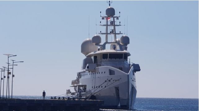 Kapal pesiar mewah yang akan membawa Emir Qatar dan rombongan yang berlibur mengunjugi kawasan wisata Taman Laut Teluk Maumere pada Jumat (7/6) siang. (Foto: Mario WP Sina,florespedia/kumparan.com)