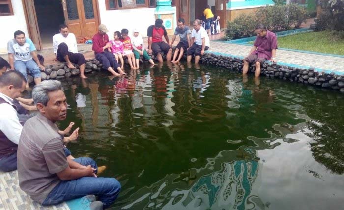 Sejumlah pemudik beristirahat sambil menikmati ikan di Masjid Iqro Jalan Raya Leles, Kabupaten Garut, Jawa Barat. (Foto"Teras)