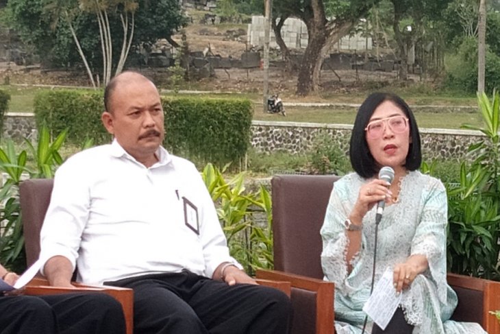 GM Candi Prambanan Aryono Hendro (kiri) dan Direktur Pemasaran dan Pelayanan PT TWC Borobudur, Prambanan dan Ratu Boko Hetty Herawati (kanan). (Foto Antara/Victorianus Sat Pranyoto)