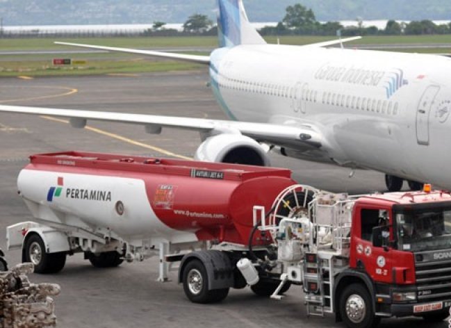  Truk tangki berisi Avtur melintas usai proses pengisian bahan bakar pada pesawat di bandara Internasional Ngurah Rai, Denpasar, Bali, Rabu (29/4). Pertamina melakukan evaluasi harga bahan bakar komersial, termasuk avtur dan Pertamax, dua kali sebulan. (Foto: Antara/Anis Efizudin)