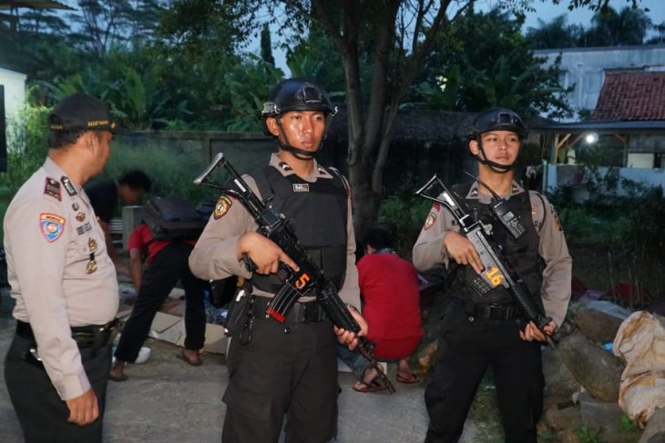 Polisi saat membekuk terduga teroris di Cibinong, Bogor. (Foto Ilustrasi: Antara)