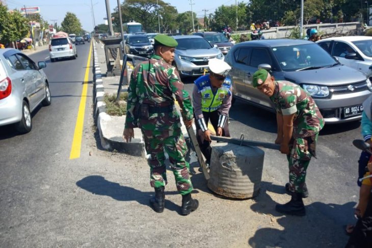 Aparat Kepolisian dan TNI bersinergi menutup median jalan yang biasa digunakan untuk memutar balik kendaraan demi kelancaran arus balik Lebaran 2019 di Jalan Pantura Timur Demak. (Foto : Dok.)